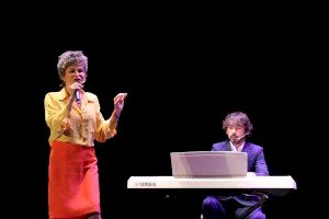 El Teatro Mónaco disfruta con el humor de Antonia San Juan y su obra ‘Entrevista con mi hija Mari’