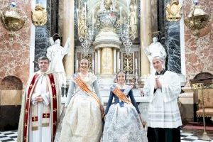 Las Falleras Mayores de Valencia ofrecen sus ramos a la Mare de Déu en su Basílica después de la “Crida”