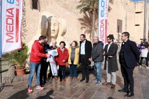 El Ayuntamiento de Elche rinde homenaje a Manolo Jaén, el creador de la Media Maratón hace medio siglo