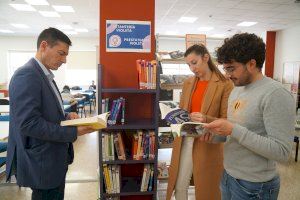 Nueva estantería violeta en la Biblioteca Municipal de Burjassot, con libros de temática feminista