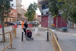 Las obras de renovación de la red de agua y alcantarillado en la calle Federico García Lorca alcanzan el ecuador