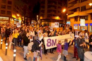 Ontinyent ix al carrer per reivindicar la igualtat real en la seua primera manifestació del “8M”