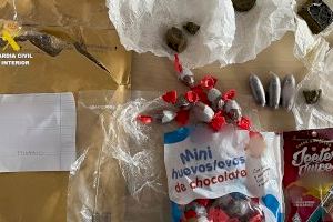 Bolas de hachís camufladas en una conocida marca de huevos de chocolate, el último truco de un vecino de Ondara para traficar con droga