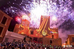 Bétera vive una Crida multitudinaria a los pies de su Castillo