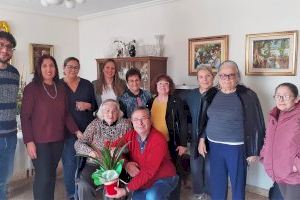 Mercedes Bertomeu Collado rep la felicitació de l'Ajuntament d'Oliva pel seu 100 aniversari