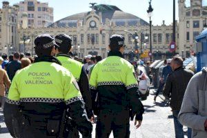 Dos agentes de la Policía Local salvan la vida a un hombre en la plaza del Ayuntamiento de València