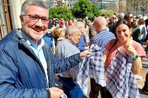 Compromís reparte 10.000 palmitos y 5.000 pañuelos en las mascletás con el lema “Visca València. Visquen les Falles”