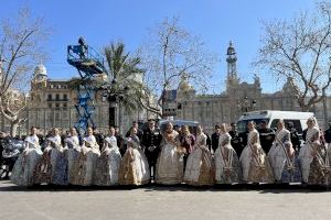 La delegada del Gobierno, Pilar Bernabé, asiste a la muestra de las unidades de la Policía Nacional a las Falleras Mayores de València