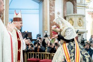 Laura Mengó, Fallera Mayor de Valencia, entrega su ramo a la Mare de Déu