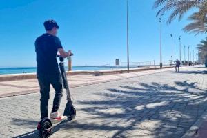 El Campello impone 22 multas en una semana a usuarios de bicicletas y patinetes eléctricos por circular por aceras y paseos peatonales