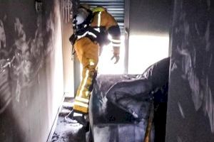 El fuego devora una vivienda del primer piso de un edificio de ocho alturas en Pilar de la Horadada