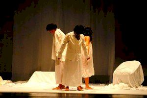 Bambant Teatre representa CoMMando en el Centre Cultural Mario Monreal
