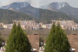 Així es veu l'incendi sobre el poble de Montanejos