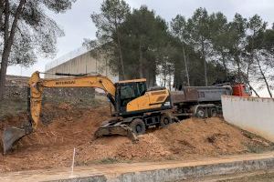 L'Ajuntament de Les Coves de Vinromà inicia la construcció de banys, vestuaris i una cantina en la zona poliesportiva