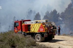 El fuerte viento reactiva el incendio a las puertas de Montanejos