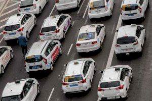  Imagen de archivo de una protestas de taxistas celebrada en València. EFE/ Biel Aliño/Archivo