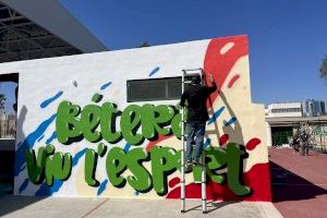 Bétera motiva la práctica del deporte con un gran grafiti en el Polideportivo