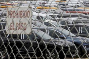  Vista general de los coches Ford nuevos estacionados en la factoría de la marca en Almusssafes. EFE/Kai Försterling/Archivos