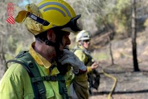 Es manté un mitjà aeri per a vigilar la zona de l'incendi de Castelló després de reavivar-se aquest matí