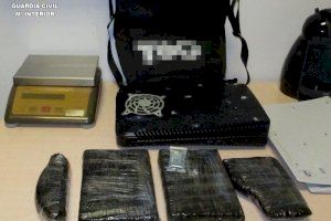 Aterriza en Valencia con 2,7 kilos de cocaína escondidos en una videoconsola
