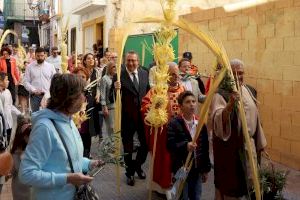 Centenares de vecinos y turistas celebran en Benidorm la tradicional ‘Bendición de la palma’ como inicio de la Semana Santa