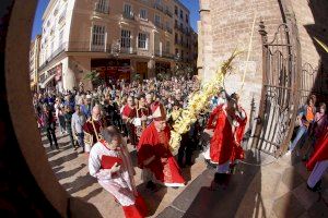 El Arzobispo Benavent en el Domingo de Ramos de València: "Jesucristo murió con la misma coherencia con la que había vivido"