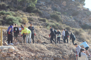 Alumnado del IES Vinalopó realizan un taller de recuperación de muros de piedra seca en el Castillo de la Mola