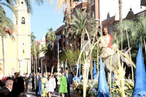 La bendición de las palmas y la procesión del Domingo de Ramos dan inicio a los actos de la Semana Santa de Torrent