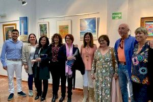 La Asociación de Artistas Plásticos de El Campello expone sus creaciones en el vestíbulo de la Biblioteca Municipal hasta el 3 de mayo