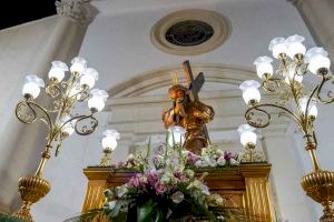 La procesión de Jesús Nazareno recorre las calles de Benidorm