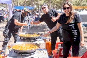 Miles de peñistas celebran ‘La Mona’ en el Parc de la Séquia Mare