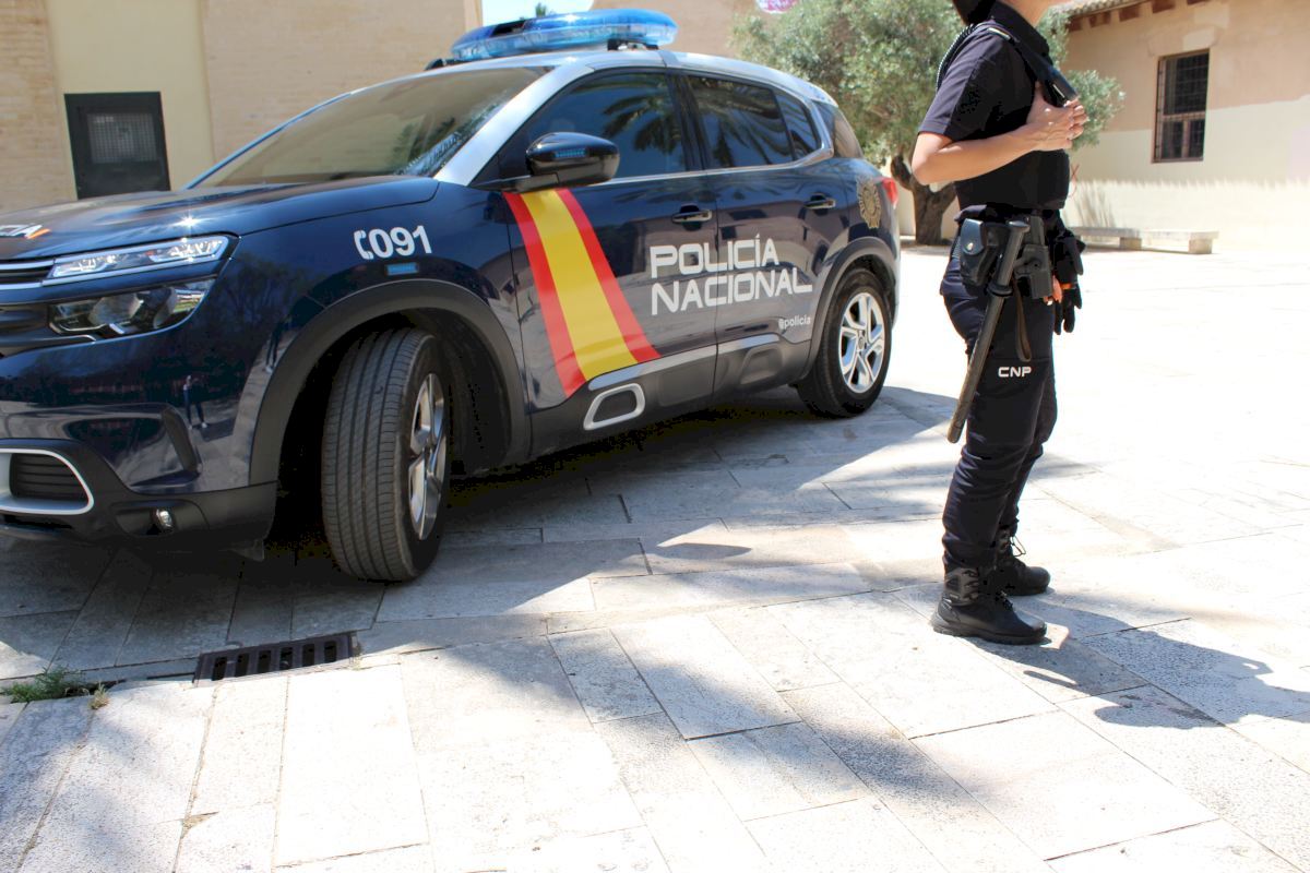 A juicio por masturbarse en plena calle en València y romperle el dedo a un  policía