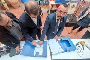 Un mapa i carpetes amb sentències per a escenificar els “empastres” del PP en Vila-real