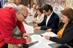 Dolón firma un contrato electoral con los representantes de las casas de la tercera edad, pensionistas y grupos de baile de Torrevieja