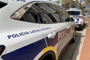 Un conductor borracho empotra su furgoneta de reparto contra un coche patrulla València