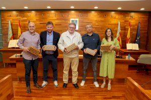 El diseñador torrentino Eugenio Simó nos invita a entrar en su universo creativo en la exposición Fake Gate