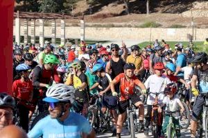 Más de medio millar de personas celebran un año más en Benidorm el ‘Día de la Bicicleta para todos’