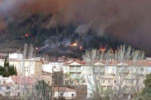 Bravo defiende la gestión del incendio en Villanueva de Viver y advierte: “Las emergencias serán cada vez peores si no nos preparamos”