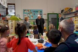 El Arzobispo de Valencia se une al pueblo gitano, con los niños del Colegio Santiago Apóstol del Cabanyal