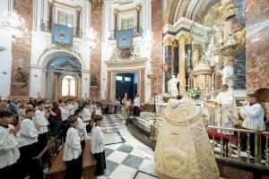 La Basílica acoge la entrega del manto Histórico de la campaña “Un poco de muchos”