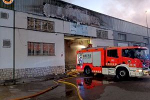 Un incendio arrasa una empresa de colchones en Alaquàs, causa un herido y afecta a también a otras naves colindantes