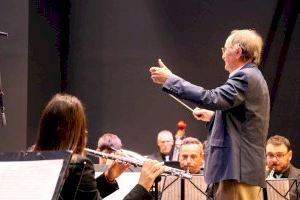 Rafael Doménech recibe el homenaje de la SM La Nova en el concierto del 11º aniversario de la entidad