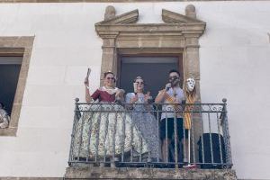 Un municipio de Alicante decreta que los hombres se vistan de mujer y las mujeres de hombre