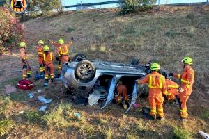 Tres heridos al volcar un coche en la A-7 en Rotglà i Corberà