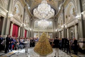 Así es el manto que lucirá la Virgen de los Desamparados este domingo para recorrer las calles de València