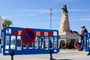 El Ayuntamiento de la Vila Joiosa recupera la ornamentación floral del busto del Doctor Esquerdo en el paseo marítimo de la playa Centro