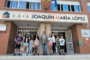 Los alumnos del CEIP Joaquín María López clasificados para la final del ‘Up!Steam 2023’ explican el proyecto al alcalde