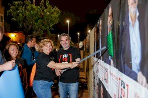 Con la tradicional pegada de carteles los socialistas alfasinos han comenzado esta medianoche la carrera electoral hacia las urnas