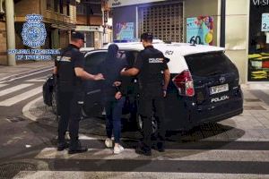 Dos detinguts per venda de drogues i robatori en zones d'oci d'Alacant