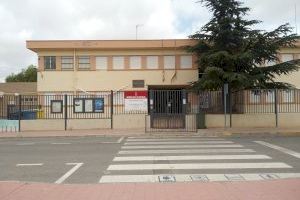 Las familias del colegio Escriptor Canyís de Monóvar denuncian que las obras del centro están paralizadas desde hace meses